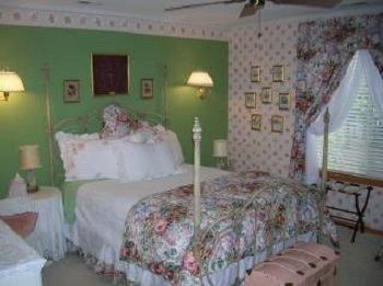 Rogers Inn The Pines Monument Room photo